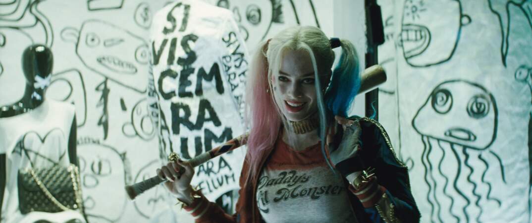 Harley Quinn (Margot Robbie). Son arme ? Une batte de baseball.