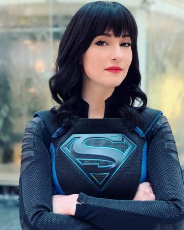 Chyler Leigh arbore avec fierté son costume dans Supergirl