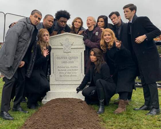 Maintenant que le dernier épisode d'Arrow a été diffusé, les acteurs dévoilent enfin une photo coulisses. Et visiblement, la mort d'Oliver Queen ne les a pas traumatisés ! 