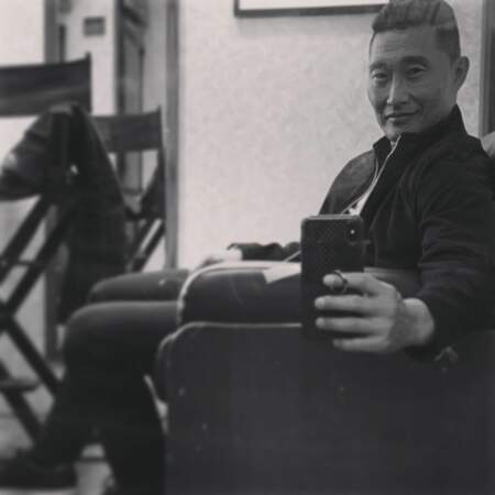 Daniel Dae Kim fait de l'humour : "Le selfie de rigueur dans la loge pour montrer à tout le monde que tu as un boulot"