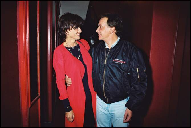 Peu de temps après sa précédente relation, Michel Sardou vit son idylle au grand jour avec la journaliste qu'il épouse à l'aube de l'an 2000