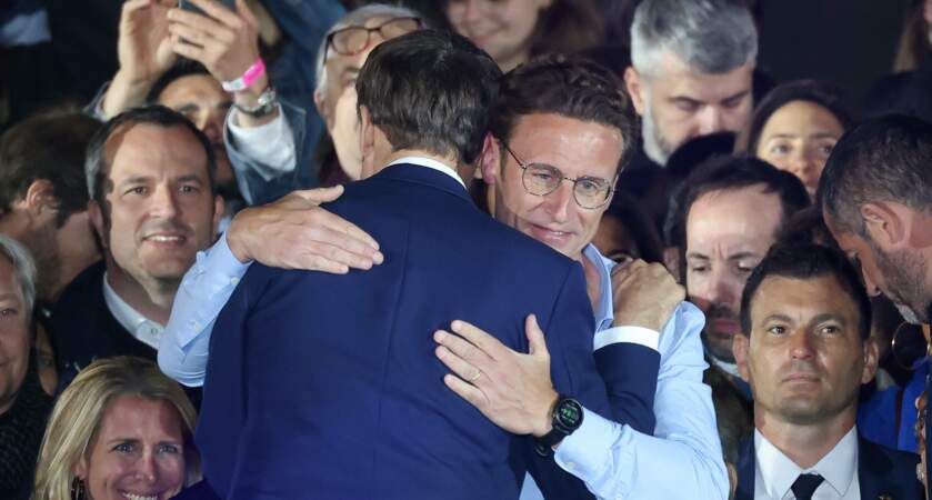 Emmanuel Macron et son frère au Champ de Mars lors de la réélection du Président de la république. 