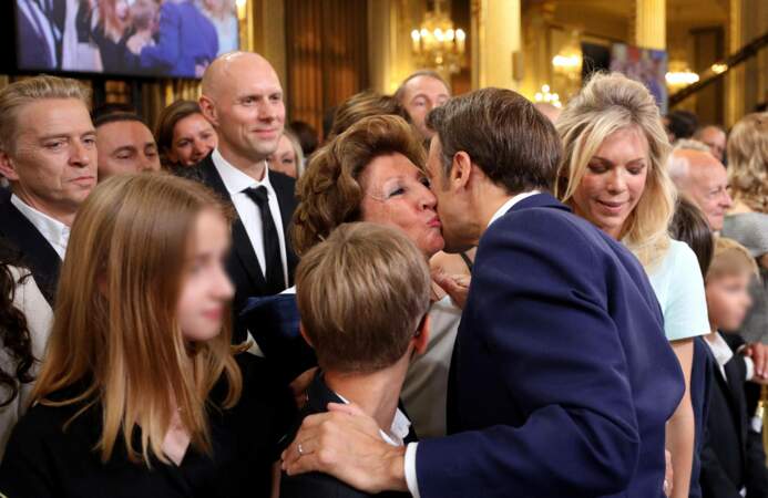 Emmanuel Macron embrasse sa mère Françoise Noguès au Palais de l'Elysée
