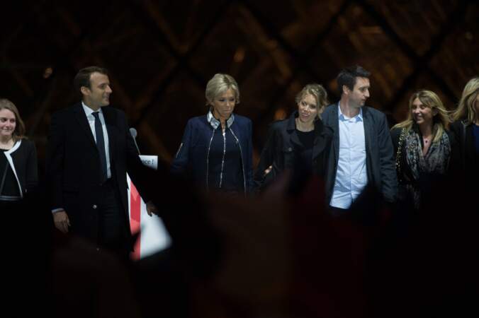 Emmanuel, Brigitte Macron et sa fille Tiphaine Auzière, accompagnée de son mari Antoine Choteau