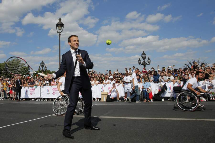 Emmanuel Macron joue du tennis sur le Pont Alexandre III (2017)