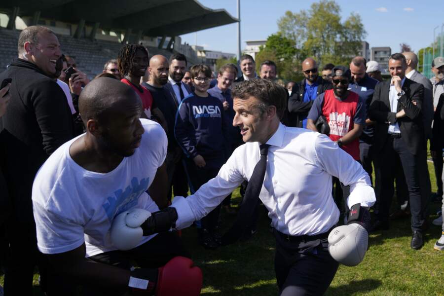 Emmanuel Macron et le boxeur Jean-Denis Nzaramba à Saint-Denis (2022)