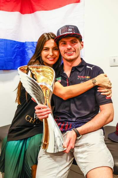 Le couple célèbre le titre de Champion du monde au Grand Prix d'Abu Dhabi.