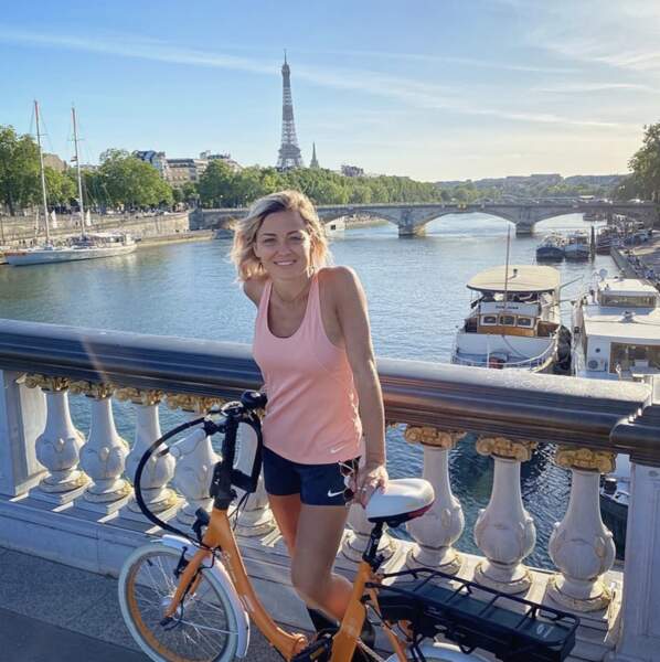 À Paris devant la tour Eiffel, à bicyclette