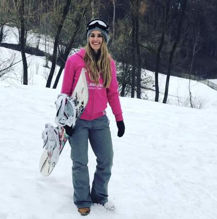 À la montagne, elle adore faire du snowboard.