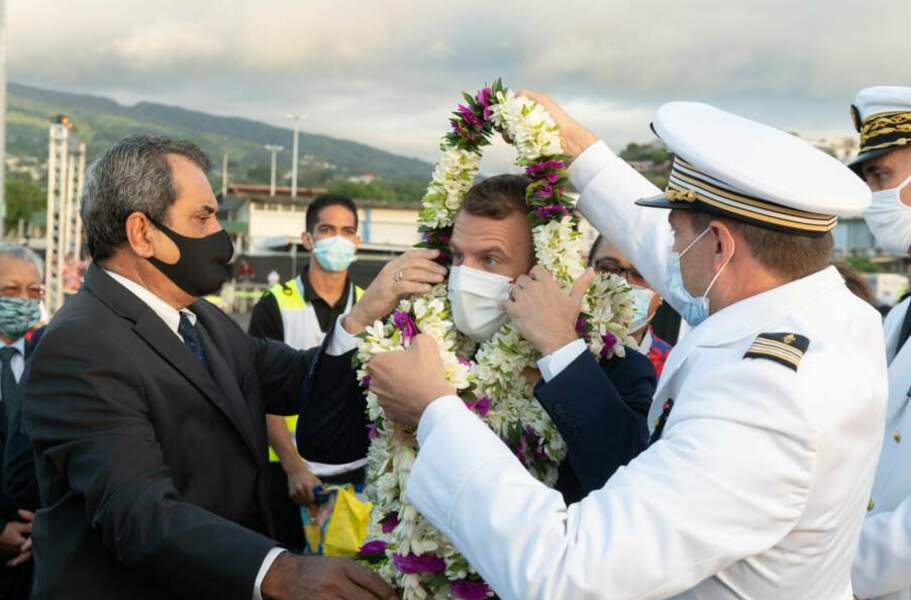 Le président de la République débarque à Papeete en Polynésie française lors d'un voyage officiel.
