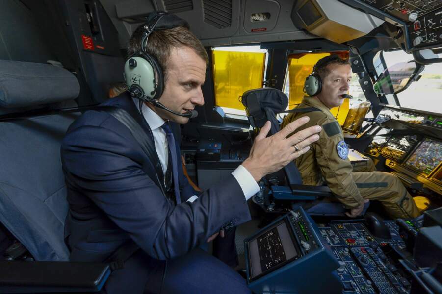 Visite du Président dans un cockpit d'un avion A400M de l'armée de l'air.