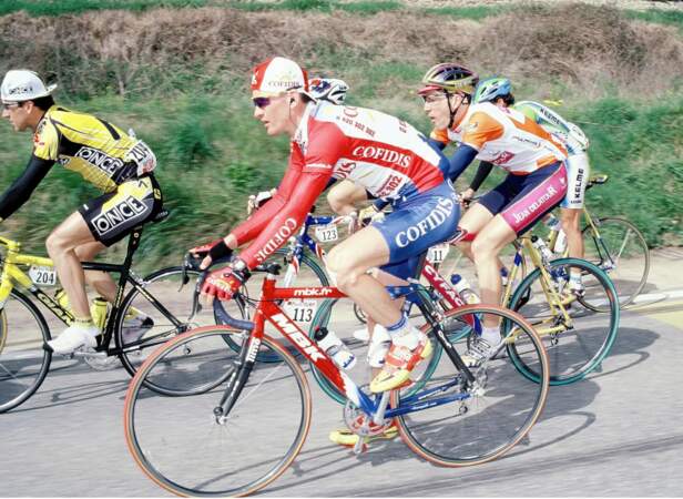 Andrei Kivilev meurt à la suite d'une violente chute sur le front en 2003 lors d'une étape de Paris-Nice. Il avait 29 ans