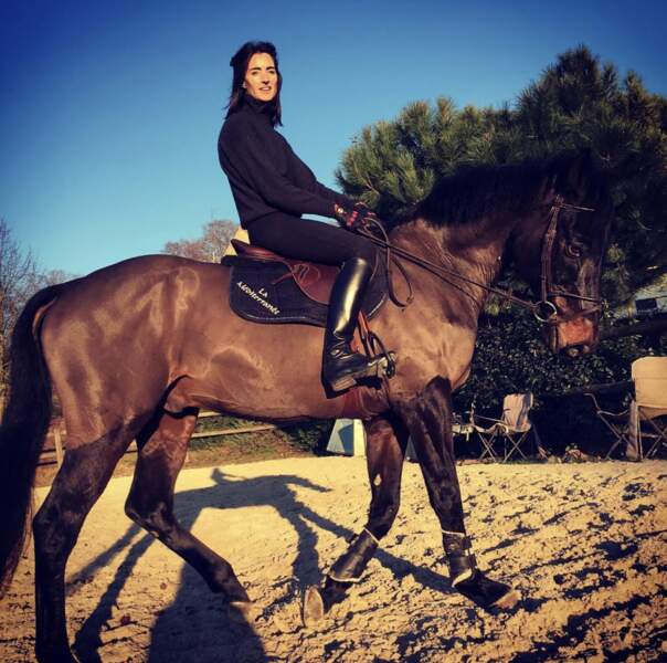 Depuis son enfance, c'est une grande amoureuse de l'équitation.