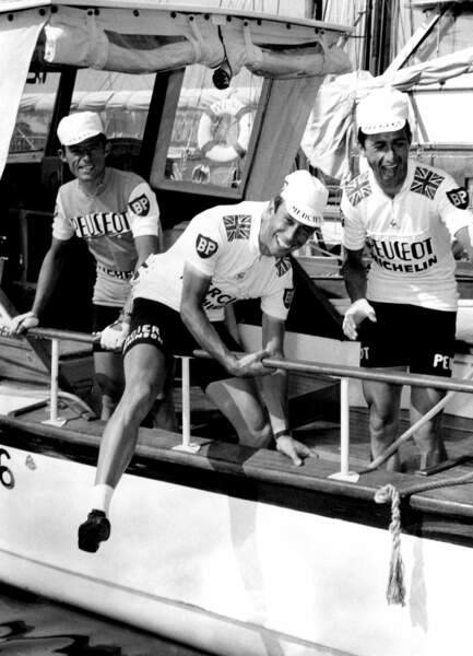 Le cycliste Tom Simpson meurt lors du Tour de France 1967 après un malaise à 29 ans.