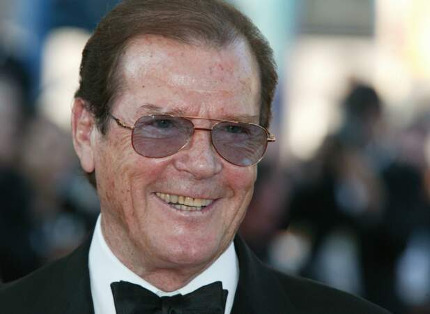 Roger Moore, connu pour son rôle dans James Bond, figurait également au casting de la série Amicalement Vôtre. Il est mort le 23 mai 2017 à 89 ans