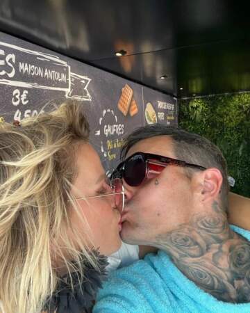 Le 25 juillet, France Pierron poste une photo d'un baiser enflammé avec un certain Amaury !