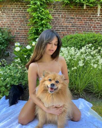 Sur Instagram, Zahia pose très souvent avec son chien, Miyuki.