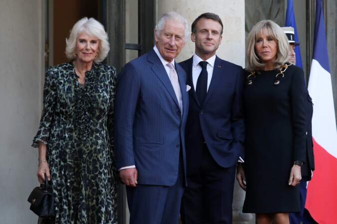 Le président de la République Emmanuel Macron et sa femme Brigitte Macron avec Charles III à Paris