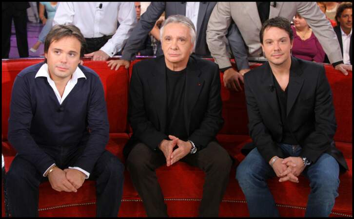 Michel Sardou est souvent invité sur des plateaux télé avec ses fils, comme ici dans Vivement dimanche