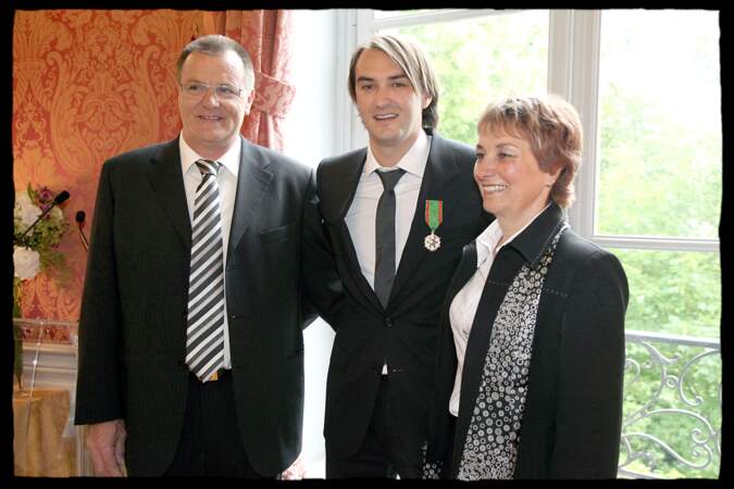 Cyril Lignac reçoit cette décoration aux côtés de ses parents (2009)