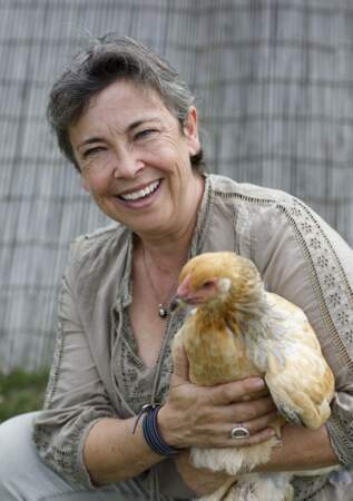 Manuela a 50 ans, elle est éleveuse de poules d'ornement en Centre-Val de Loire,